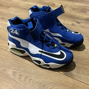 Nike men’s shoe 10.5